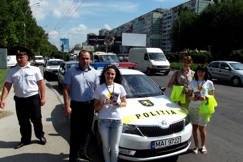 Oficiali de rang înalt ai UE şi ONU în Moldova împreună cu ACM au distribuit şoferilor din Chişinău broşuri cu instrucţiuni de prim ajutor
